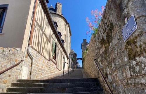 Domfront en Poiraie Cama Y Desayuno | La maison sur les remparts