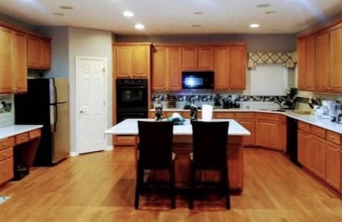 Fairburn Casa | La Mansion Familia-Theater,Pool,1/2 acre, pool table, 3 floors of fun