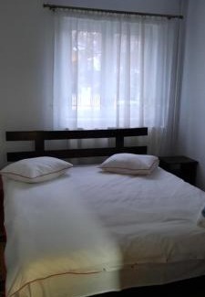 Jugureni Casa | La Marginea Pădurii