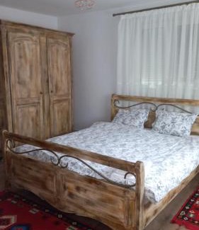 Jugureni Casa | La Marginea Pădurii