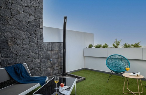 Playa Blanca Chalet De Esquí | La Marinera House - Near the beach, fast wifi, air-con on main Bedroom and SAT tv