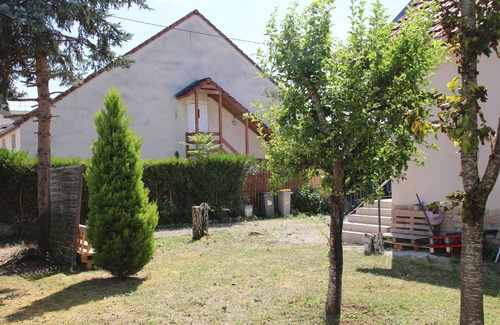 Montmuzard Casa | La Miranda Dijon: House with Private Parking, Garden & Terrace