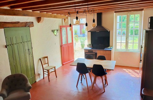 Les Montils Casa | La Moyendrie: Exceptional gite, swimming pool, in the domain of a 10 ha chateau.