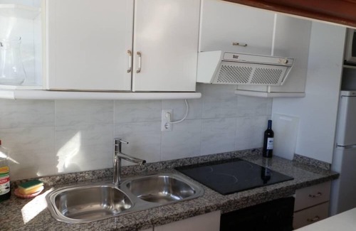 Torremolinos City Centre Apartamento | La Nogalera Apartamento con impresionantes vistas al mar, terraza, y piscina.