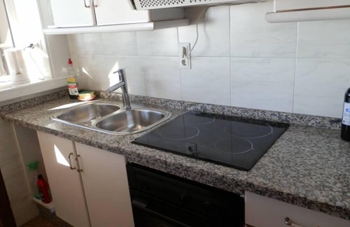 Torremolinos City Centre Apartamento | La Nogalera Apartamento con impresionantes vistas al mar, terraza, y piscina.