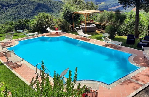 Il Poggio Villa | Elegante villa con piscina en Val d'Orcia!