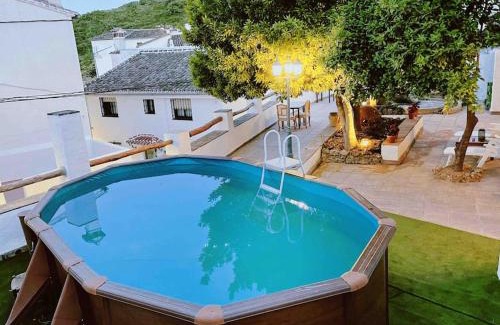 Benadalid Casa | La Palmera. Casa rural con piscina privada.