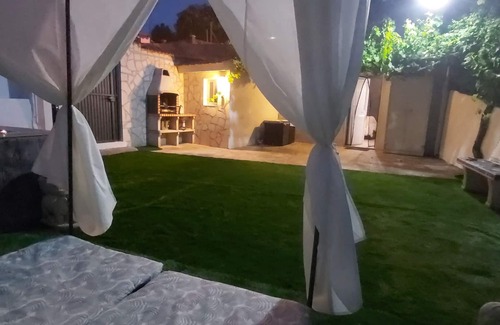 Valdelaguna Chalet De Esquí | La Parra: Casa Rural para 2, con Piscina Privada cerca de Chinchón