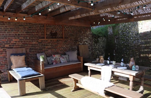 Bezu-Saint-Eloi Casa | LA PERGOLA Lovely brick and half-timbered house