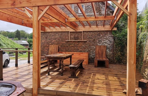 Bezu-Saint-Eloi Casa | LA PERGOLA Lovely brick and half-timbered house