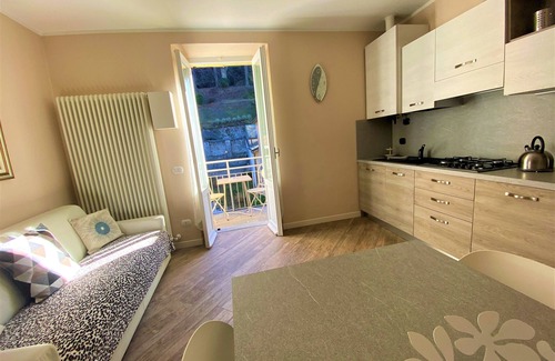Bellagio Apartamento | La Perla New & stylish apartment with balcony Bellagio centre