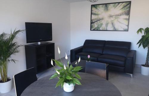 Nyons Apartamento | La perle de provence, appartement neuf en rez de Jardin clos, au calme, clim, salle d'eau dans chaque chambre, à 900m du centre de Nyons