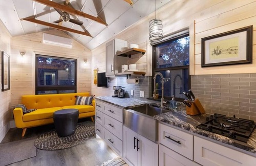 Wimberley Casa | La Petite: una pequeña casa con bañera de hidromasaje ubicada en 3 acres privados