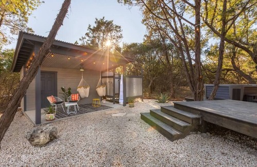 Wimberley Casa | La Petite: una pequeña casa con bañera de hidromasaje ubicada en 3 acres privados