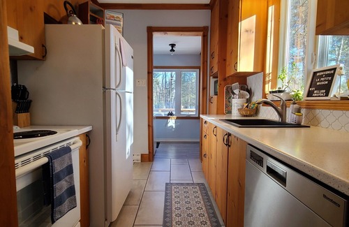 Rawdon Cabaña | La Petite Maison Surrounded by Old Trees