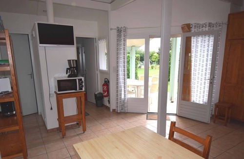 Le Mas-dAgenais Chalet De Esquí | La Pie - Village of 10 cottages, pine chalet style