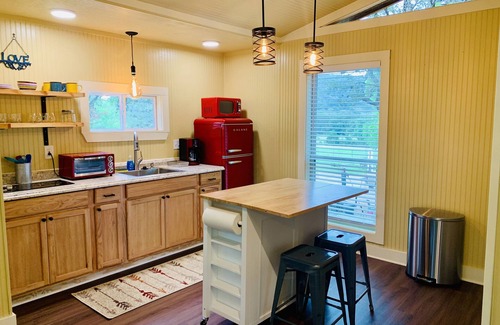 New Braunfels Chalet De Esquí | La Pluma Retreat, Romantic Bungalow Near the Guadalupe River