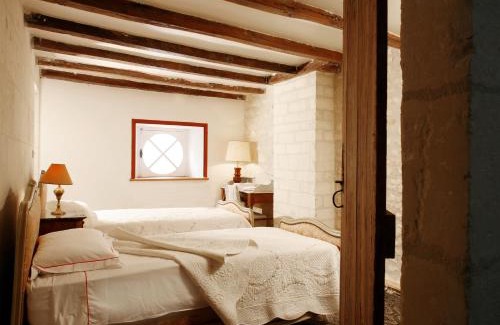 Saintes Cama Y Desayuno | La Porte Rouge - The Red Door Inn