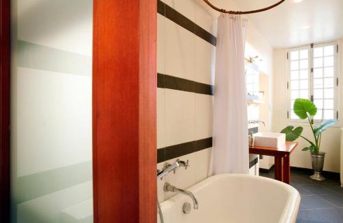 Saintes Cama Y Desayuno | La Porte Rouge - The Red Door Inn