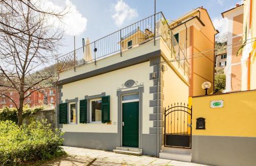 Cadimare Casa | La Posta Di Cadimare - Chill in the Mezzanine Bedroom at a Former Post Office