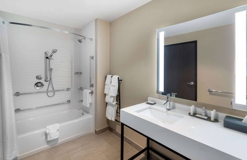 East Bank Hotel | La Quinta Inn & Suites by Wyndham Nashville Downtown / Stadium