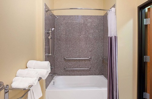 Pasadena Hotel | La Quinta Inn & Suites by Wyndham Pasadena North