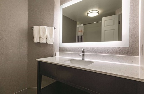 Plano Hotel | La Quinta Inn & Suites by Wyndham Dallas Plano West