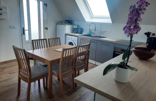 Saint-Come-de-Fresne Apartamento | La Rose des Vents" duplex apartment with sea view and Arromanches pontoons