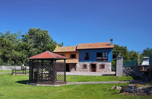 Llamigo Apartamento | La Rotella de Xuan: Apartamento 'Azul' con vistas a la montaña, terraza privada y jardín compartido