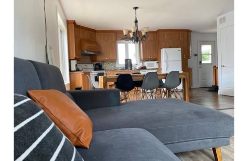 Saint-Raymond Casa | La roue dort - House on the banks of the Saint-Anne River
