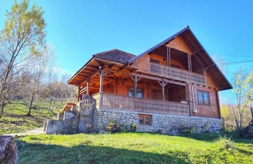 Bertea Casa | La sat, a Romanian traditional house built from natural materials