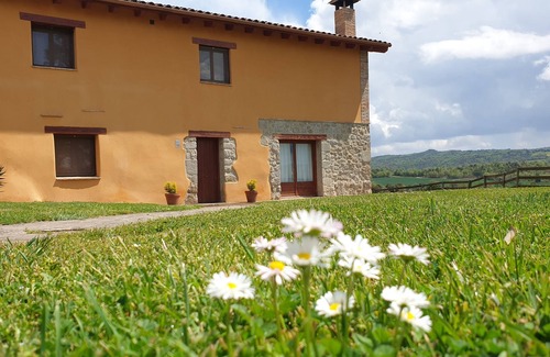 Gironella Cabaña | La Serreta casa rural con vistas a Montserrat, a 2 minutos del pueblo Gironella