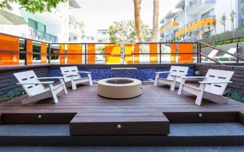 Rampart Village Apartamento | LA Studio with Pool, Balcony and Private parking
