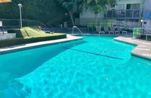 Rampart Village Apartamento | LA Studio with Pool, Balcony and Private parking