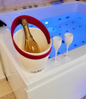 Quimper Apartamento | - LA SUITE DELOS - JACUZZI 2 PLACES - CENTRE VILLE A PIED - LIT QUEEN SIZE - PARKING PRIVÉE - WIFI - City Center within walking distance -