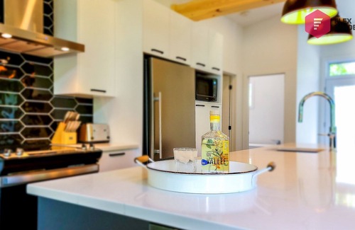 Pont-Rouge Casa | ⭐ La Sunny-Haus de Portneuf 🌞 Pool, Hot tub, Billiards and Trails ⭐
