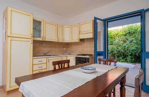 Monte Petrosu Apartamento | La Tartaruga three-room apartment sleeps 4 in facility with swimming pool