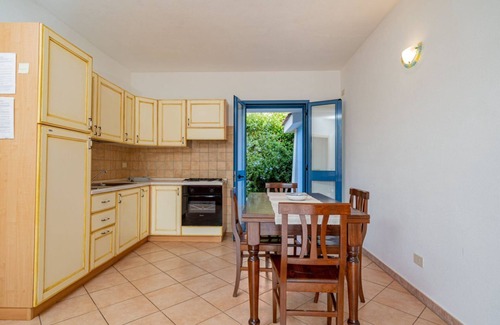 Monte Petrosu Apartamento | La Tartaruga three-room apartment sleeps 4 in facility with swimming pool