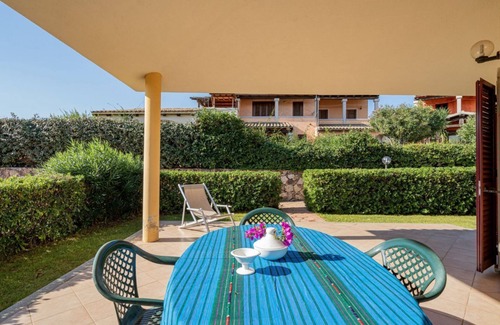 Monte Petrosu Apartamento | La Tartaruga three-room apartment sleeps 4 in facility with swimming pool