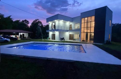 Alcala Chalet De Esquí | La Toacana, Casa de Verano, Moderna y Espaciosa