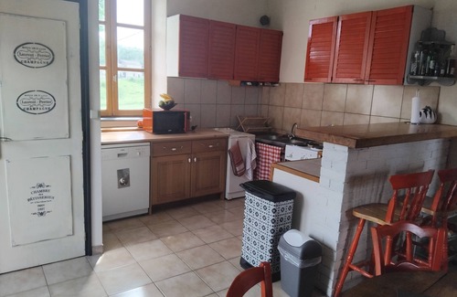 Saint-Genes-la-Tourette Casa | La Tourette, 3 bedroom house with private pool and nearby swimming lake.