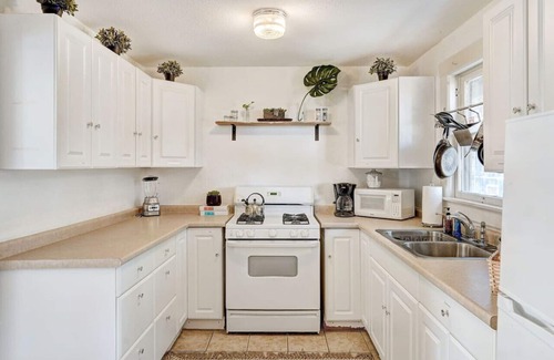 Holly Apartamento | La Treehouse | Cozy East Side Stay | Full Kitchen