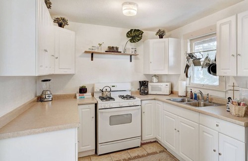 Holly Apartamento | La Treehouse | Cozy East Side Stay | Full Kitchen