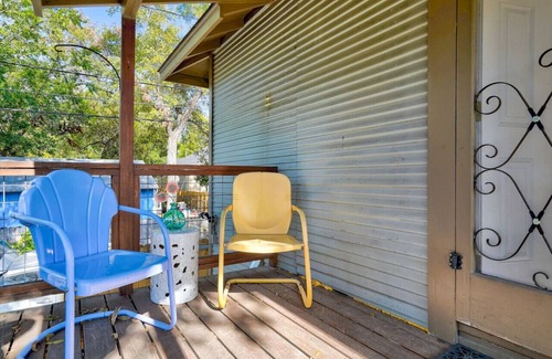 Holly Apartamento | La Treehouse | Cozy East Side Stay | Full Kitchen