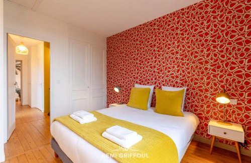 Honfleur Casa | La Véranda Enchantée 4 Garden & Fireplace Town Center Sleeps