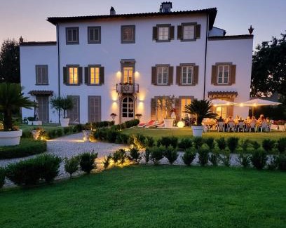Livorno Apartamento | LA VILLA APARTMENTS - Convenient for Sardinia and Corsica - 4 beds - Private Parking included with Camera