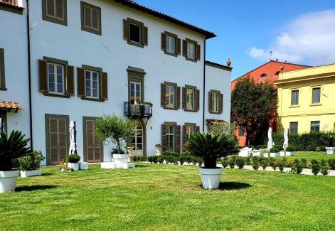 Livorno Apartamento | LA VILLA APARTMENTS - Convenient for Sardinia and Corsica - 4 beds - Private Parking included with Camera
