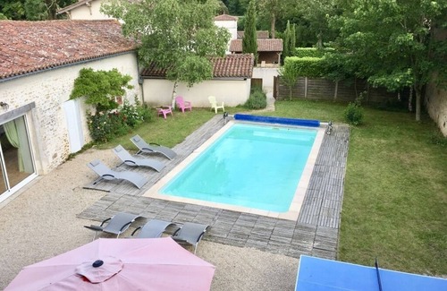 Bourneau Villa | La Villa, jardín privado y piscina en excepcional ubicación con castillo.