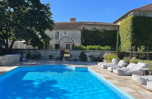 Gout-Rossignol Casa | La Villa Rossignol promet une escapade tranquille au milieu de la nature