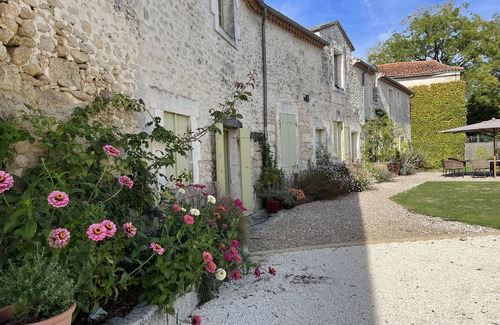 Gout-Rossignol Casa | La Villa Rossignol promet une escapade tranquille au milieu de la nature